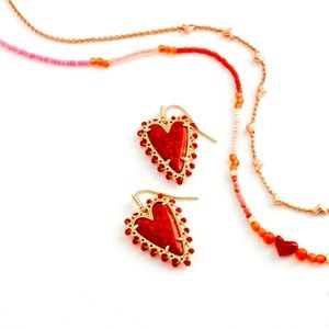 KENDRA SCOTTBEADED ANSLEY HEART GOLD DROP EARRINGS IN RED KYOCERA OPAL VALENTINE